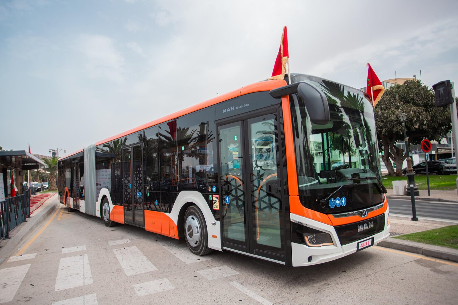 Tramway urbain circulant au Maroc