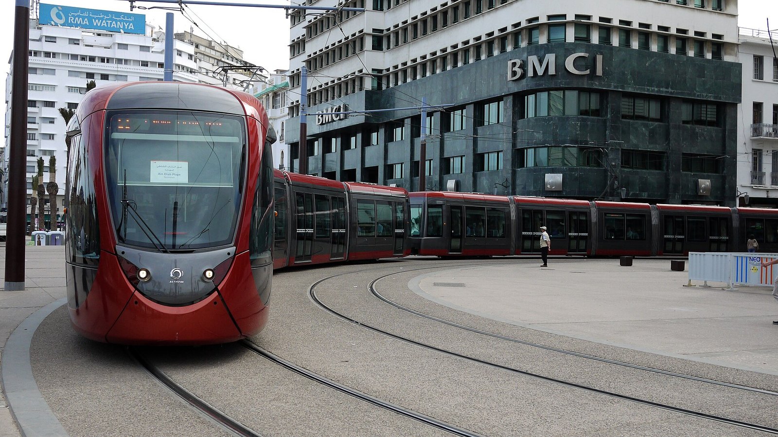 Tramway urbain circulant au Maroc