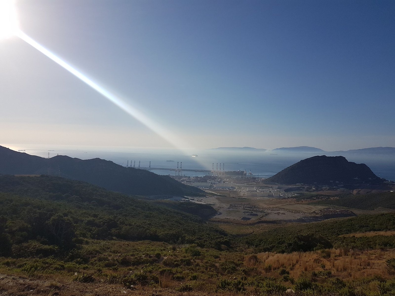 Vue contextuelle du port Tanger Med avec quais et grues portuaires