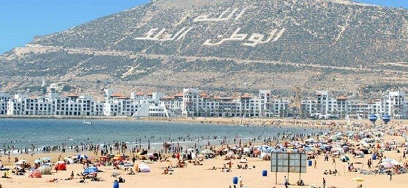Plage principale d’Agadir avec la baie et la montagne en arrière-plan
