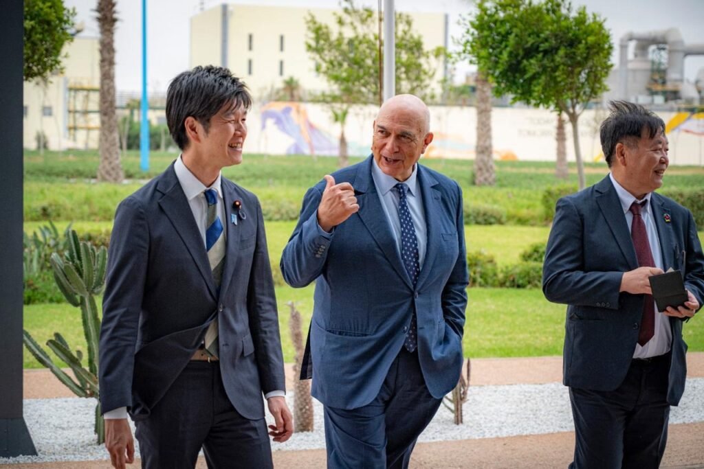 Norikazu Suzuki et des responsables du Groupe OCP lors de la visite de Jorf Lasfar