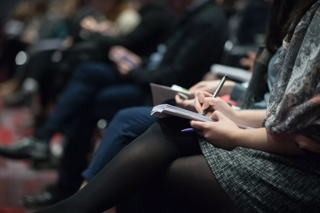 La Chambre des représentants adopte deux projets de loi relatifs aux journalistes professionnels et droits d’auteur